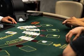 Studio live-dealer Pretty Gaming dengan dealer profesional dan multi-kamera di mitosplay